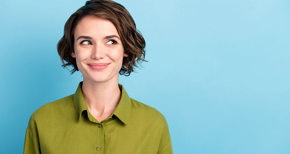 Mulher branca com o cabelo curto ondulado cortado em short bob